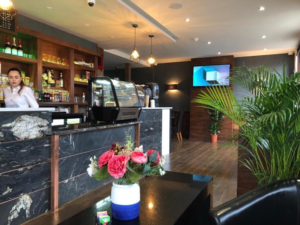 Eagle Hotel Luton Airport Ngoại thất bức ảnh